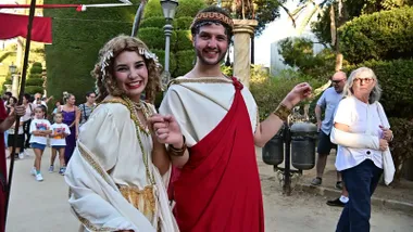 Pareja actores de animación vestidos de la época romana en el Parque Genovés durante la inauguración del Mercado Romano.
