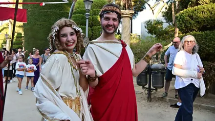 Pareja actores de animación vestidos de la época romana en el Parque Genovés durante la inauguración del Mercado Romano.