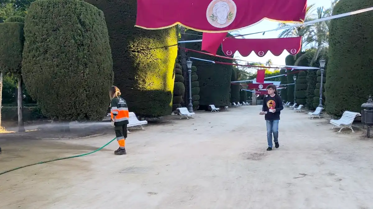 Una operaria riego en el Parque Genovés donde ya luce la decoración ara el Mercado Romano
