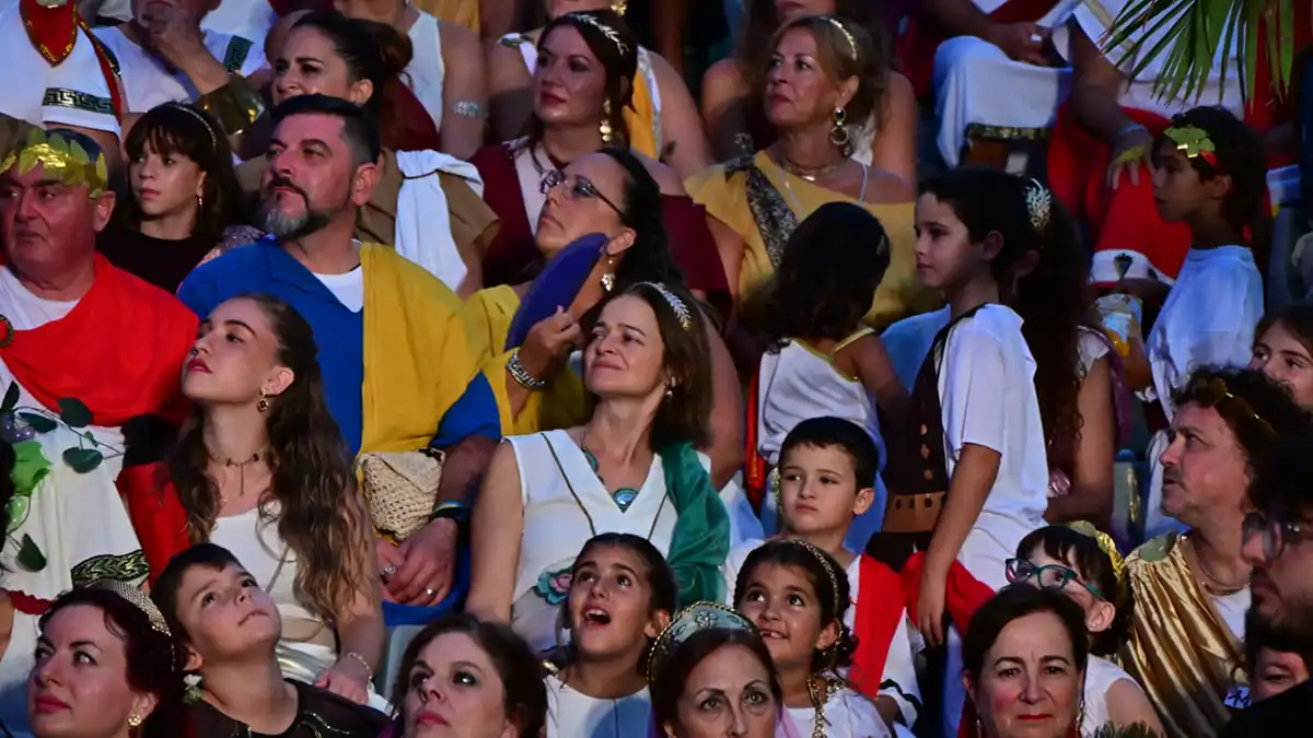 Particpantes como figuración o coro en el espectáculo durante el desarrollo del mismo. Foto: Eulogio Garcia.