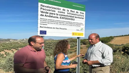 Responsable de la Junta de Andalucía y alcaldes en una de las zonas rehabilitadas.