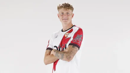 Imagen de Pelayo Fernández con la camiseta del Rayo Vallecano la que el equipo madrileño ha anunciado su cesión al Cádiz CF