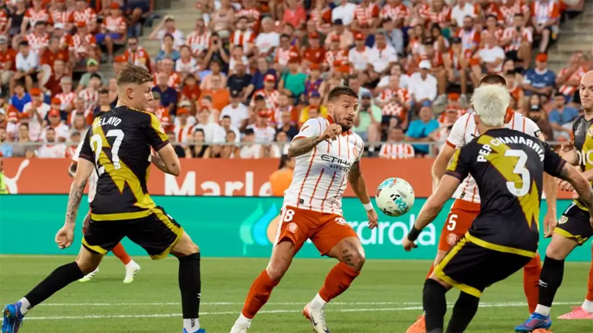 Pelayo Fernández, de espaldas con el 27, jugando con el rayo en el primer partido de liga ante el Girona.