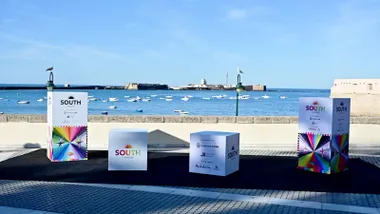 Photocall de la South 2025 a la espera de las primeras estrellas, pero ya con las famosas gaviotas detrás. Foto: Eulogio García