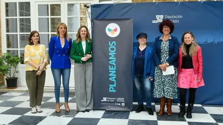 Presentación en eventos de "Planeamos", organizadoras junto a un cartel.