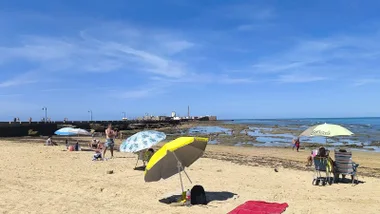 Bajamar en La Caleta con poco público en estos días de septiembre