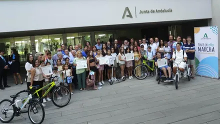 Niños y autoridades posando en la entrega de premios de la Junta de Andalucía "Ponte en marcha".