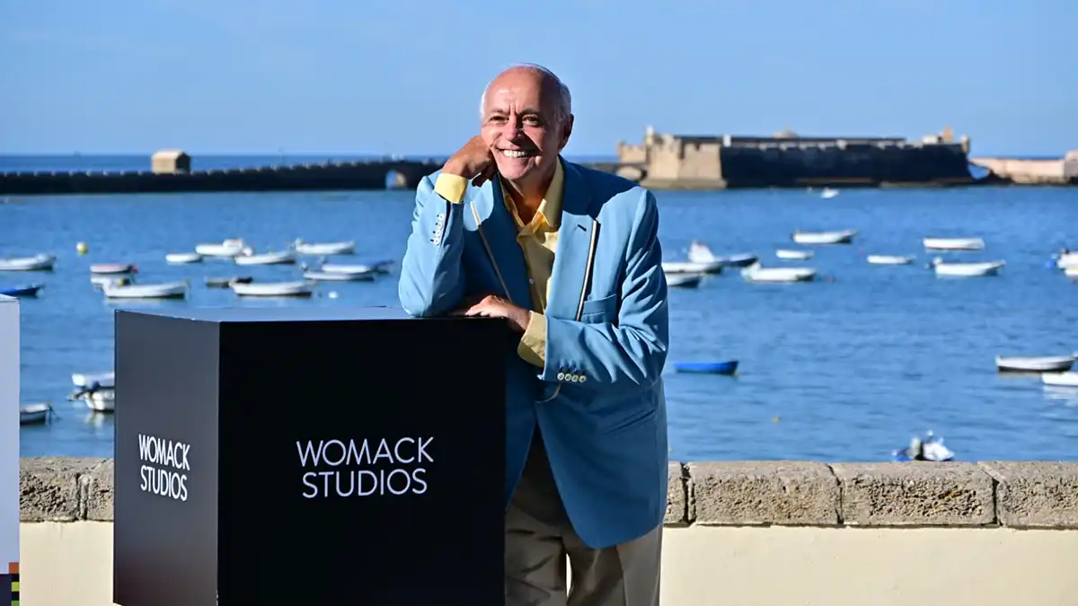 José Luis Moreno, con camisa y chaqueta clara, posa en solitario ante los fotógrafos en La Caleta.