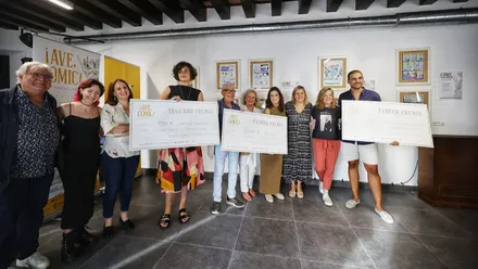 Entrega de premios del concurso de cómic de Cádiz Romana en el Baluarte del Orejón. Los ganadores y ganadoras posan con sus diplomas y premios, acompañados por la presidenta de la Asociación de Ilustradores Profesionales de Cádiz, Rocío Conejo Atrio, y las concejalas Maite González, Loli Pavón y Gloria Bazán.