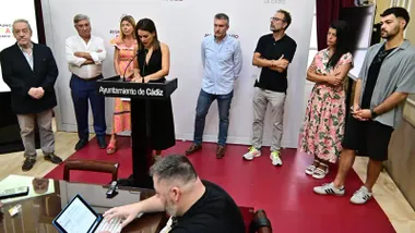 Imagen del acto de presentación en el Ayuntamiento de Cádiz: la concejala de Fiestas, Beatriz Gandullo, posa junto a representantes de la Universidad de Cádiz, la Fundación Cajasol, el Aula de Cultura del Carnaval y los coordinadores y tutores que impartirán las clases de la nueva Escuela Municipal de Carnaval.