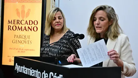 Las concejalas del Ayuntamiento de Cádiz, Maite González y Loli Pavón, presentan en rueda de prensa la programación del Mercado Romano de Cádiz Romana.