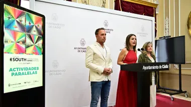 La teniente de alcalde Beatriz Gandullo, el primer teniente de alcalde José Manuel Cossi y la concejala de Cultura Maite González presentan la programación paralela del South Festival 2025 en Cádiz.