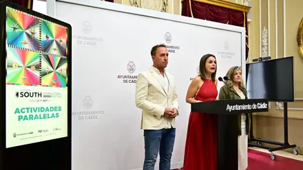 La teniente de alcalde Beatriz Gandullo, el primer teniente de alcalde José Manuel Cossi y la concejala de Cultura Maite González presentan la programación paralela del South Festival 2025 en Cádiz.
