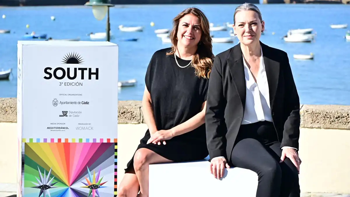 Dos integrantes del equipo de Corbeaux, sonrientes, posan juntos en el photocall del South 2025.
