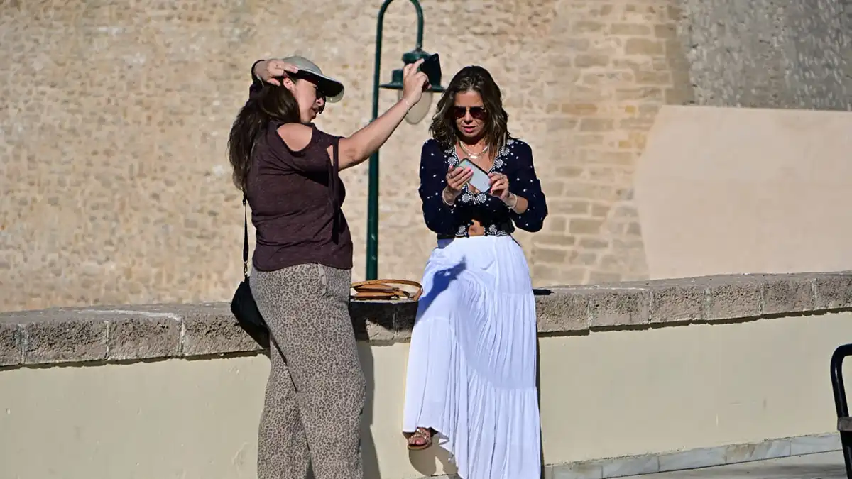 Dos mujeres del público aprovechan un descanso entre los posados de las series para hacerse un selfie con La Caleta.