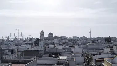 Panorámica de Cádiz en la mañana del sábado 20 de septiembre, con el segundo puente, la catedral y la torre de comunicaciones conocidas como el Pirulí, parcialmente difuminados por la bruma.