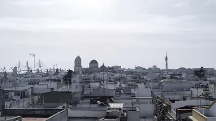 Panorámica de Cádiz en la mañana del sábado 20 de septiembre, con el segundo puente, la catedral y la torre de comunicaciones conocidas como el Pirulí, parcialmente difuminados por la bruma.