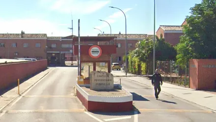 Entrada en ladrillo a la Prisión, destaca un monolito en piedra con el nombre.