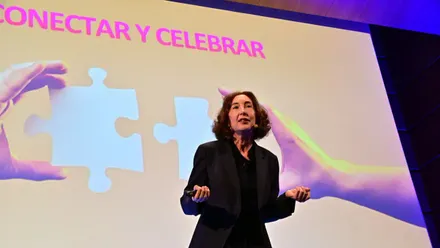 Elsa Punset, de pie en el escenario del Palacio de Congresos de Cádiz, vestida en tonos oscuros, gesticula mientras ofrece su conferencia, con la pantalla de fondo.