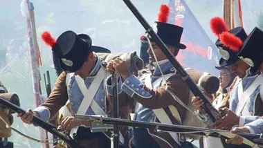 Soldados vestidos de época recreando una batalla.