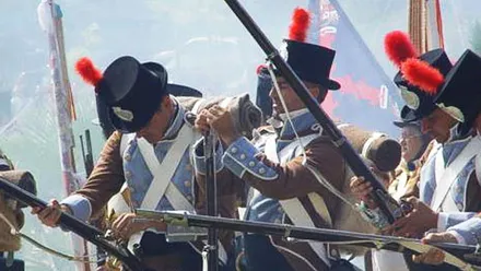 Soldados vestidos de época recreando una batalla.