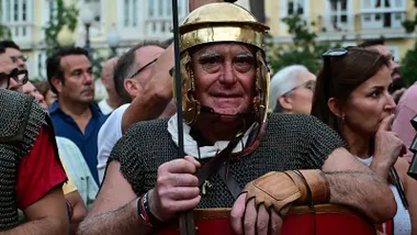 Un hombre vestido de romano durante uno de los actos del fin de semana en Cádiz Romana.
