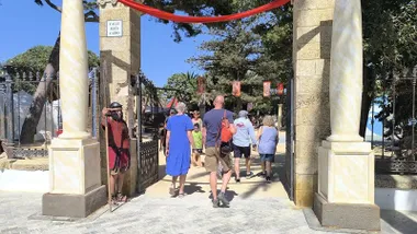 Un romano custodia la puerta de acceso al Parque Genovés: entramos en el Mercado Romano.