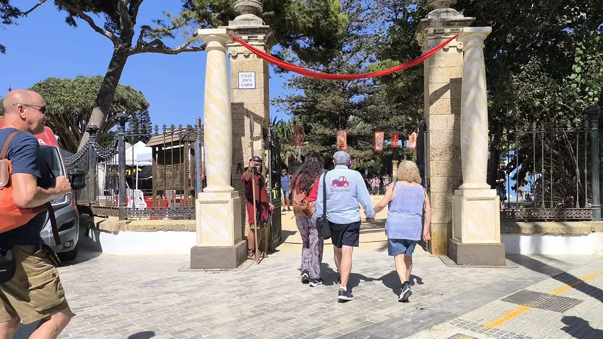 Un romano da la bienvenida en una de las puertas del Parque Genovés. 