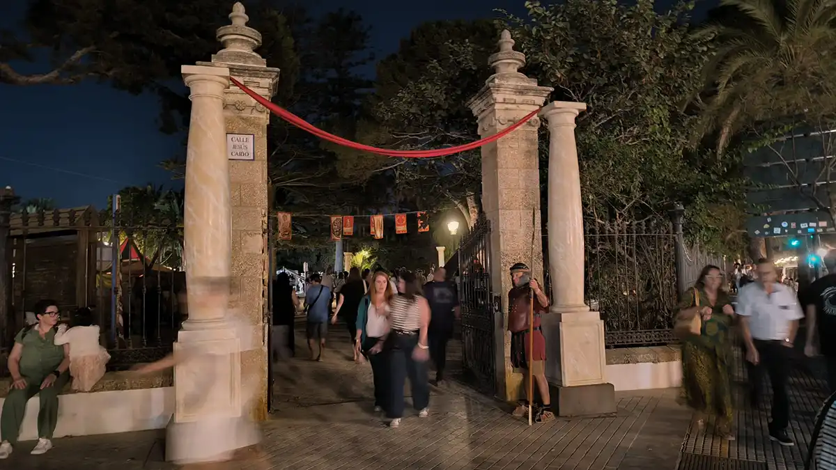 Entada del Parque Genovés ya de noche y se observa al mismo romano que por la mañana, pero muy poca luz en el interior.