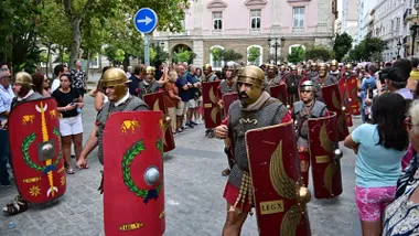 Un grupo de personas desfila vestidas de soldados romanos en la inauguracióndel ciclo Cádiz Romana.