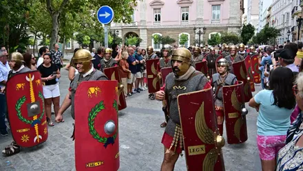 Un grupo de personas desfila vestidas de soldados romanos en la inauguracióndel ciclo Cádiz Romana.
