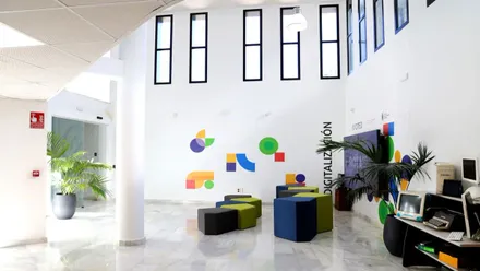 Oficina de "Rota Futuro" con predominio del color blanco, es un espacio moderno y vistoso.