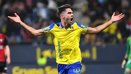 Rubén Sorbino celebra con los brazos en alto uno de los goles que firmó con el Cádiz CF