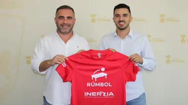 Fede Diaz junto al organizador del rúmbol en Chiclana sosteniendo una camiseta roja.