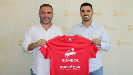 Fede Diaz junto al organizador del rúmbol en Chiclana sosteniendo una camiseta roja.