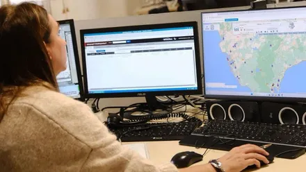 Teleoperadora en la sala de emergencias del 085 del Consorcio de Bomberos de Cádiz.