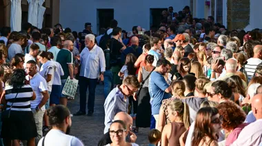 Imagen de una salida procesional en Cádiz en Santo Domingo repleto de público