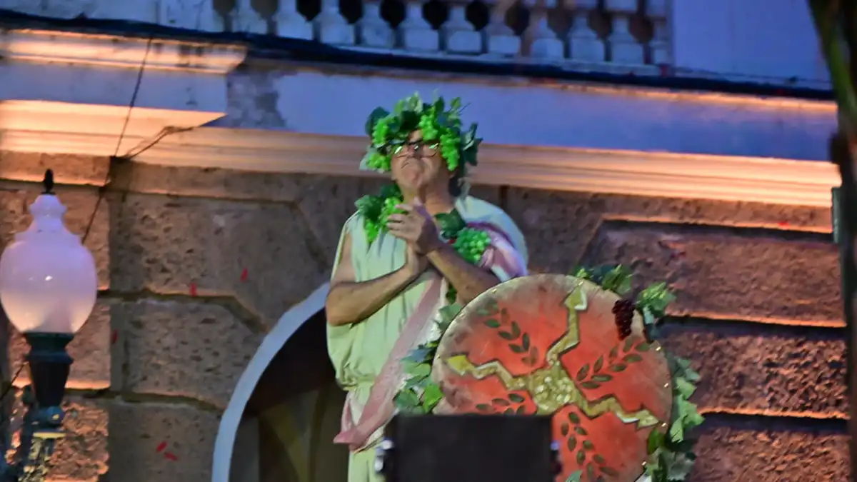 El chirigotero Selu Garcia Cossío en el escenario como Baco. Foto: Eulogio García,