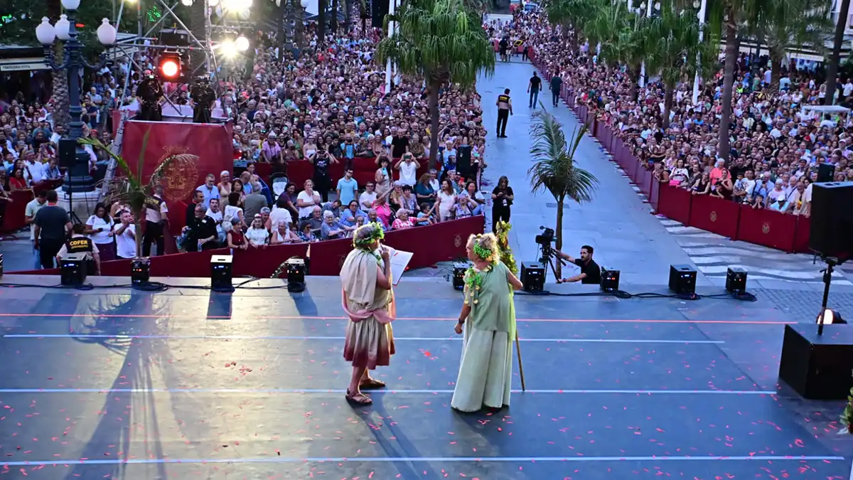 Juki Sánchez y Selu Garcñia Cossío ejerciendo de Dionisía y Baco. Foto: Eulogio García.