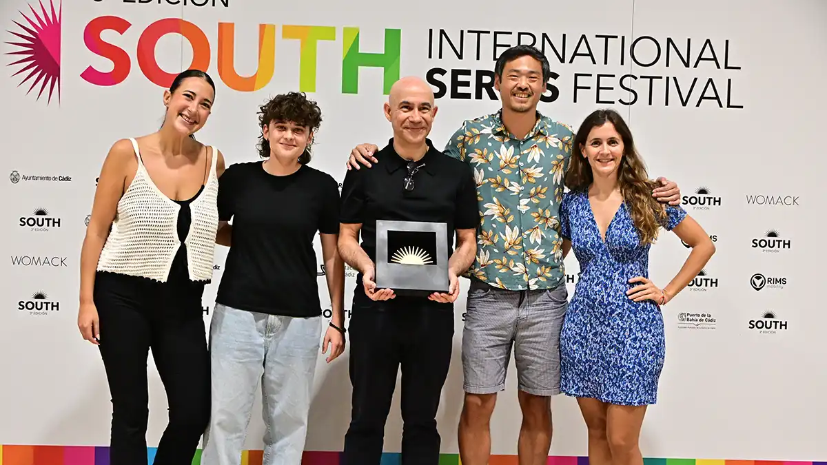 Parte del elento de Sense FilTRES reciige su premio de manos del director del festival South 2025.