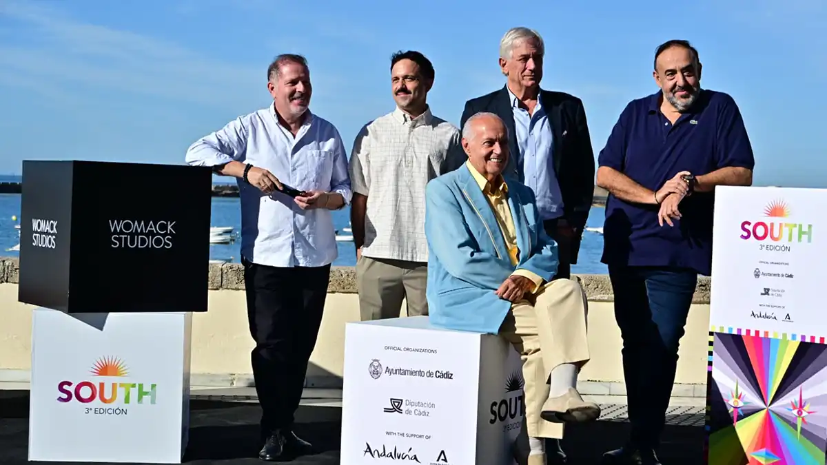 José Luis Moreno posa junto a miembros de su docuserie en el photocall del South 2025, todos sonrientes.