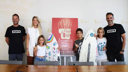 Posado de organizadores y delegada del Skull Groms en La Barrosa.
