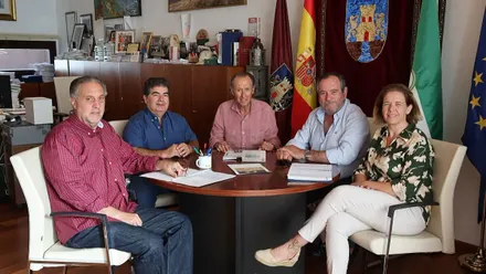 Sociedad de la Viña y el Vino de Chiclana con el alcalde y la delegada en el despacho del Consistorio.