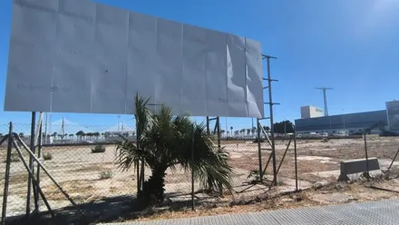 Solar para el futuro hospital de Cádiz con el cartel que anunciaba el proyecto ya blanco