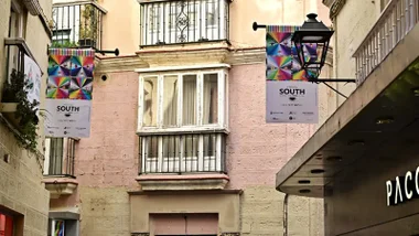 Banderines de la South en la calle Columela de Cádiz. La ciudad comienza a engalanarse para el festival.
