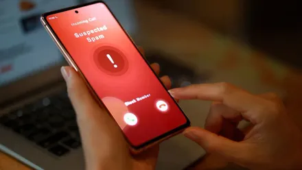 Teléfono móvil recibiendo una llamada spam.