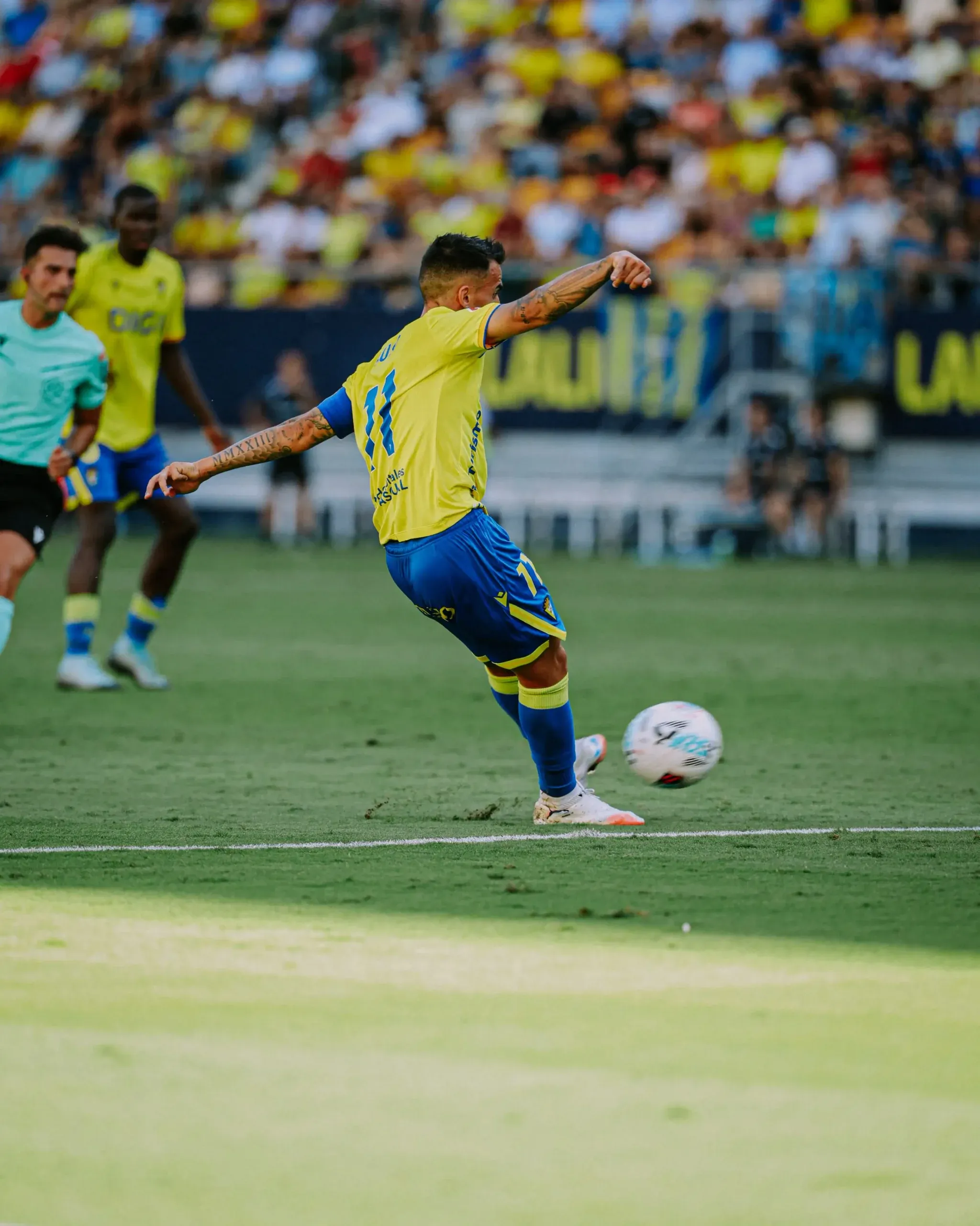 Suso dispara desde la frontal en lo que sería el 1-0 definitivo.