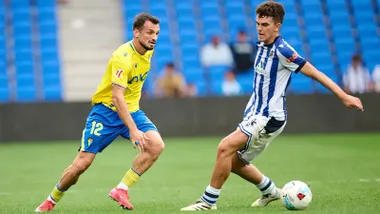 Tabatadze pasa el balón en el encuentro de la última jornada en Anoeta ante la Real Sociedad B. Foto: Cádiz CF