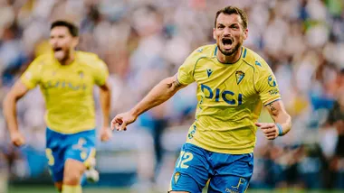 Tabatadze celebra uno de los dos goles que logró ante la Real B con los que el Cádiz ha rescatado un punto en Anoeta.