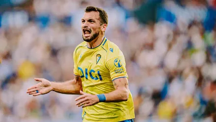 Tabatadze celebra uno de sus goles ante la Real Sociedad B